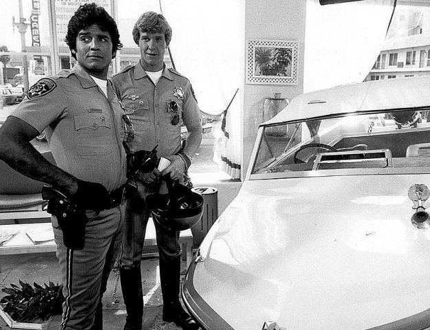 Erik_Estrada_Larry_Wilcox_CHiPS_1977